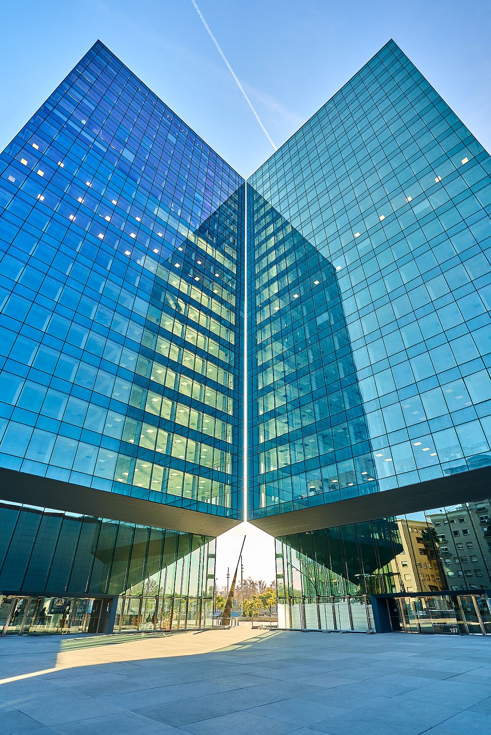 Tour de bureaux Porta Firal à Barcelone avec façade vitrée et protections solaires techniques