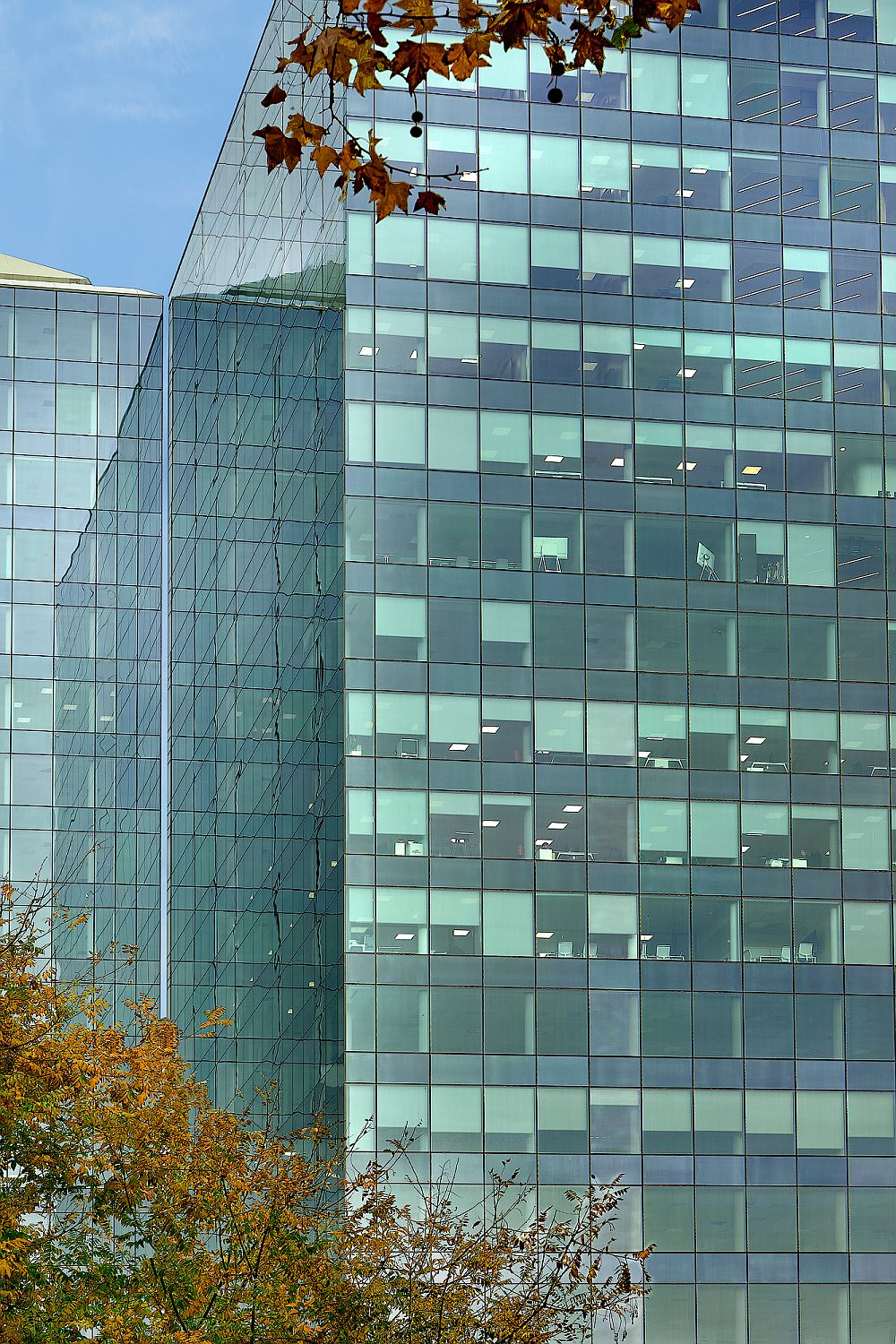 Détail façade vitrée Porta Firal avec protection solaire textile