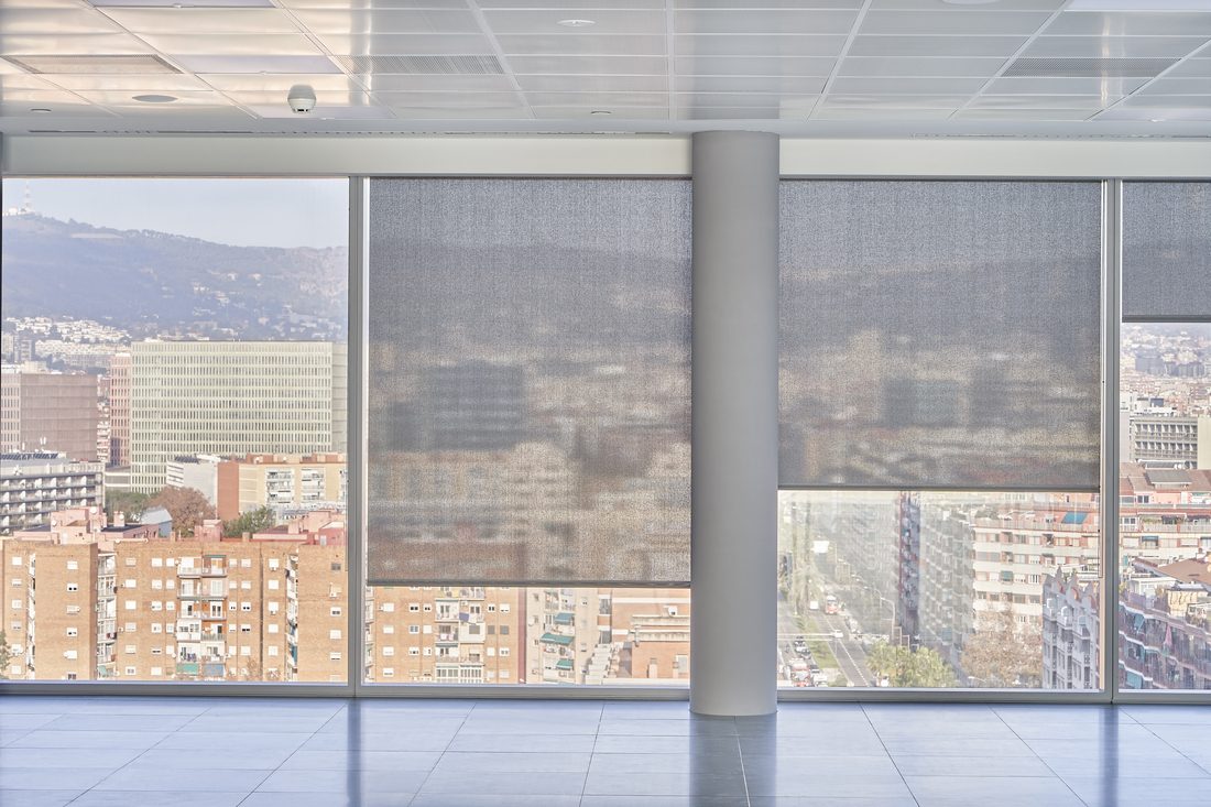 Stores techniques installés sur façade vitrée du bâtiment Porta Firal