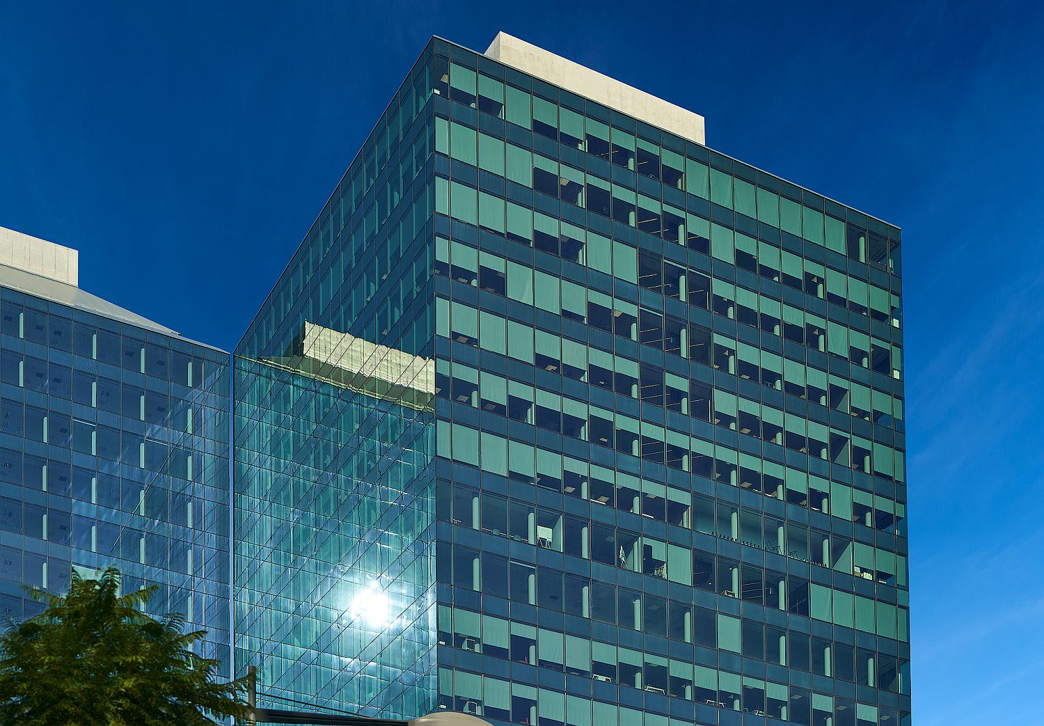 Façade en verre du complexe Porta Firal équipée de protections solaires techniques