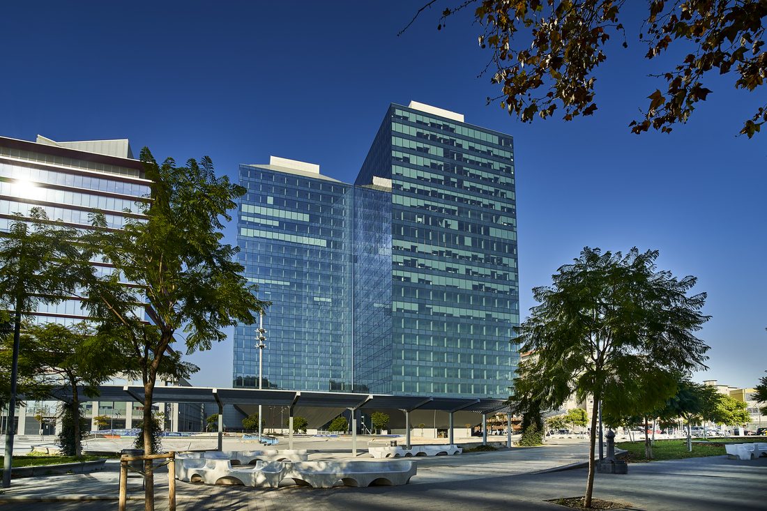 Vue extérieure des tours Porta Firal avec protections solaires sur façade vitrée