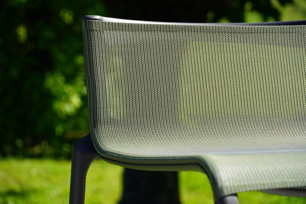 Assise extérieure en textile technique tissé avec structure design