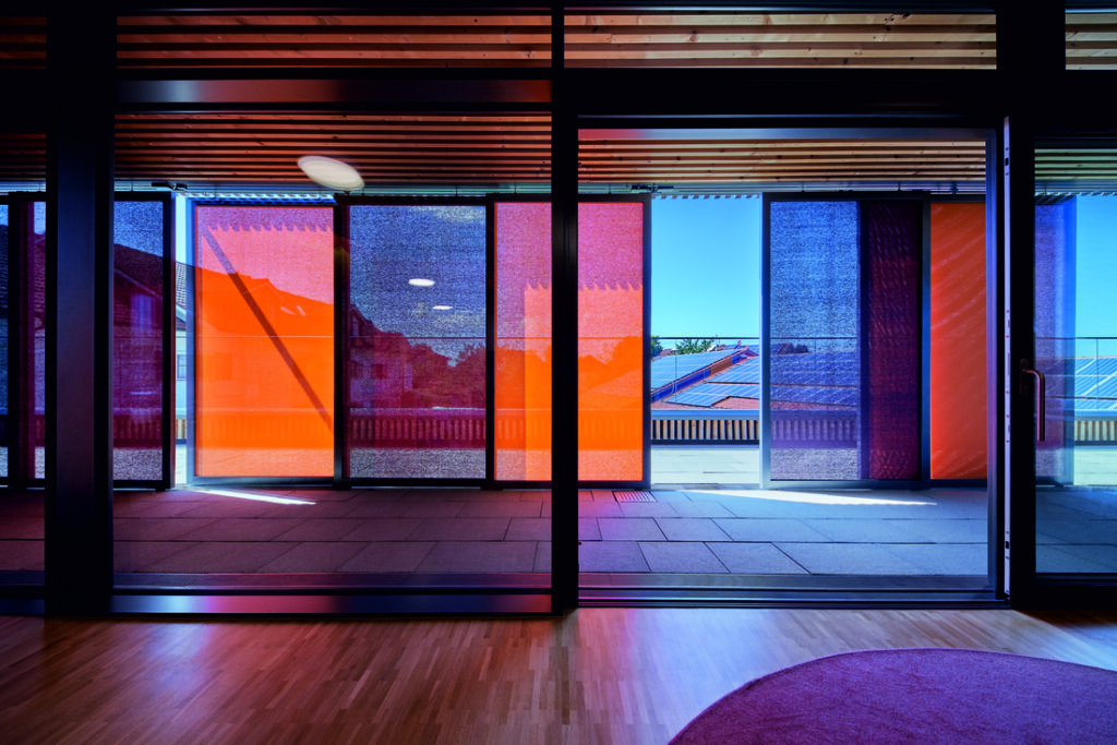 Protections solaires intérieures en toile Soltis 92 filtrant la lumière dans une crèche