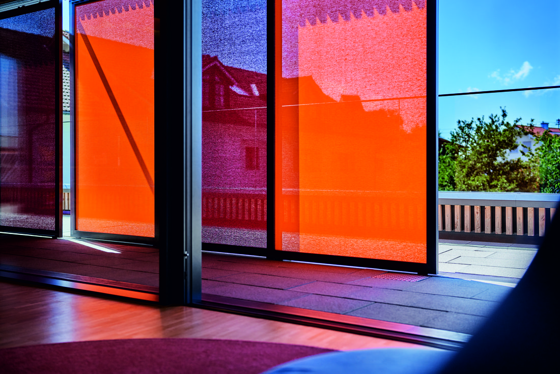 Vue intérieure d’une crèche avec protections solaires Soltis 92 et lumière naturelle filtrée