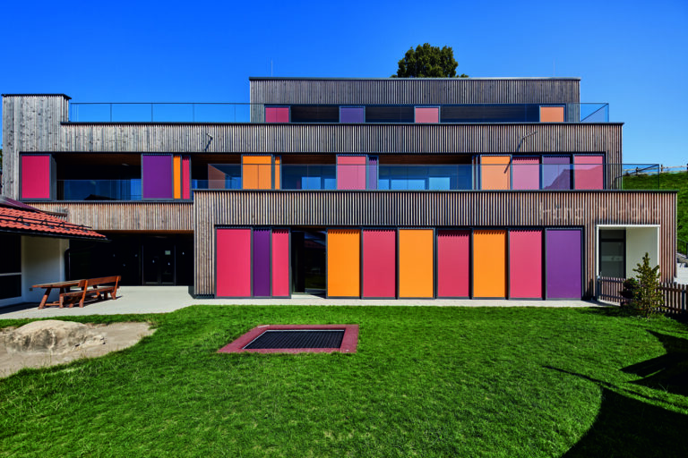 Crèche intégrée dans son environnement avec protections solaires Soltis 92