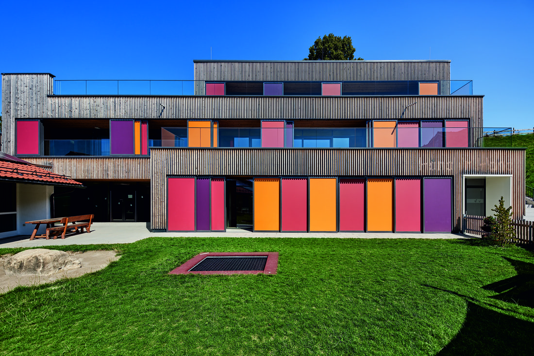 Crèche intégrée dans son environnement avec protections solaires Soltis 92