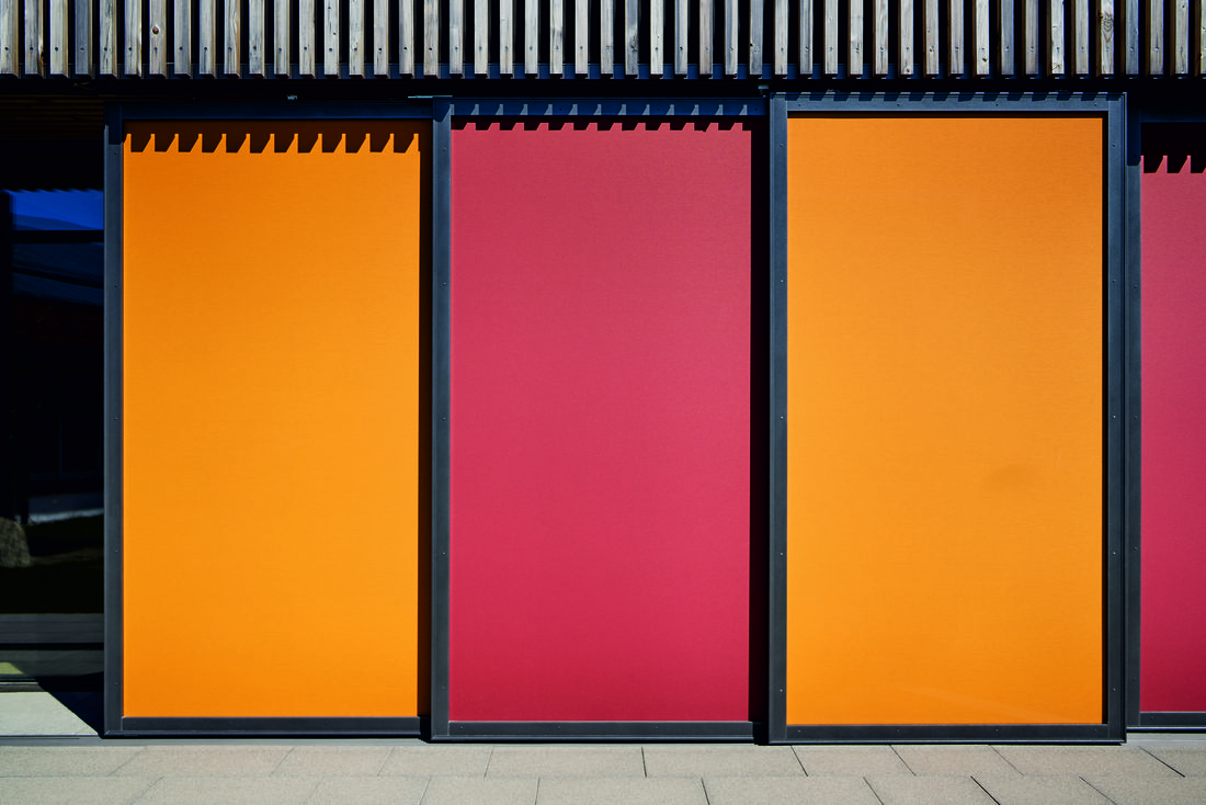 Détail de panneaux de protection solaire colorés en toile Soltis 92