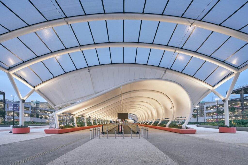 Passage couvert architectural utilisant des membranes composites souples Serge Ferrari pour toiture textile et protection extérieure