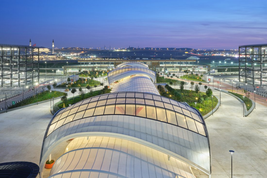 Toiture architecturale de grande portée utilisant des membranes composites souples Serge Ferrari pour couverture et protection extérieure