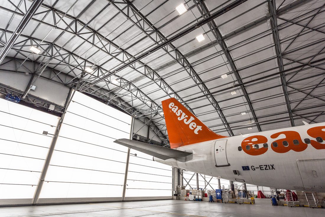 Hangar aéronautique avec couverture en membrane composite souple Serge Ferrari, conçue pour protéger et abriter des avions en grand volume.