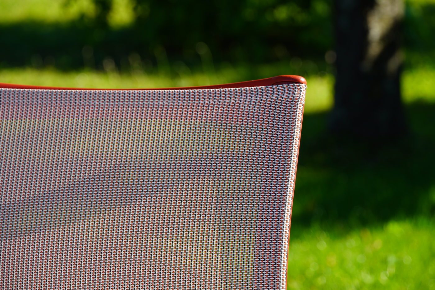 Photo en plan rapproché d'un dossier de chaise haute en Batyline Elios Sling