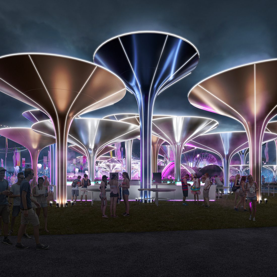 Foodcourt de festival de nuit sous de grandes structures en toile effet miroir, illuminées par des lignes de lumière, avec des visiteurs au premier plan.