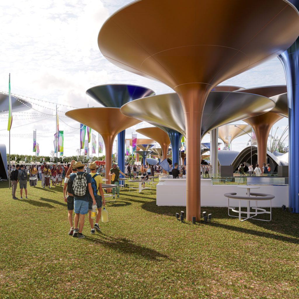 Foodcourt en plein air de jour avec structures en toile effet miroir, créant des zones d’ombre et des reflets lumineux pour les visiteurs.