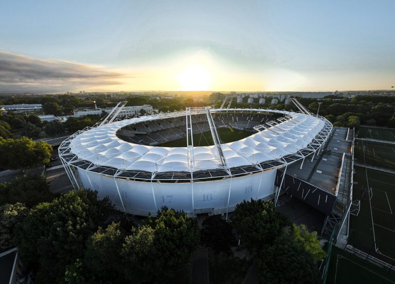 Stadium de Toulouse avec toiture en membranes textiles Serge Ferrari, vue aérienne au coucher du soleil.