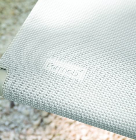 Détail toile Batyline Stereo sur mobilier Fermob