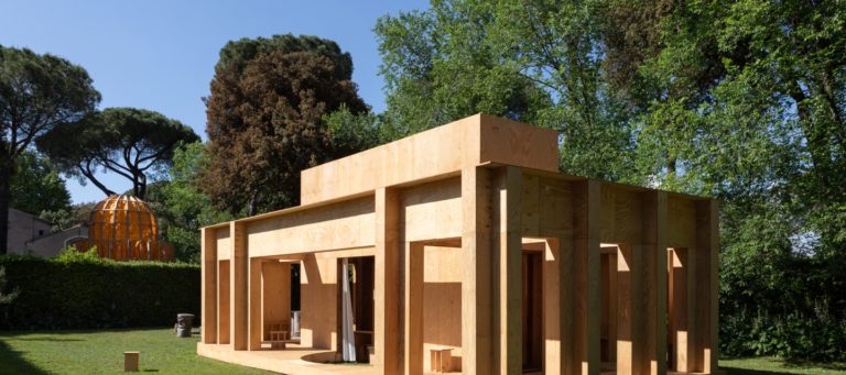 Installation architecturale en bois au Forum des Vestiges lors du Festival des Cabanes à la Villa Médicis