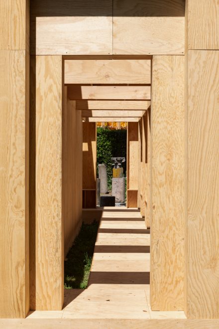 Perspective intérieure du Forum des Vestiges avec portiques en bois et cheminement linéaire