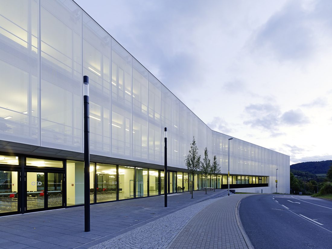 Façade textile translucide enveloppant un bâtiment contemporain