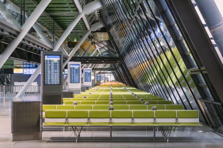 Salle d’attente de l’aéroport international de Genève équipée d’assises intégrant des membranes composites souples Serge Ferrari