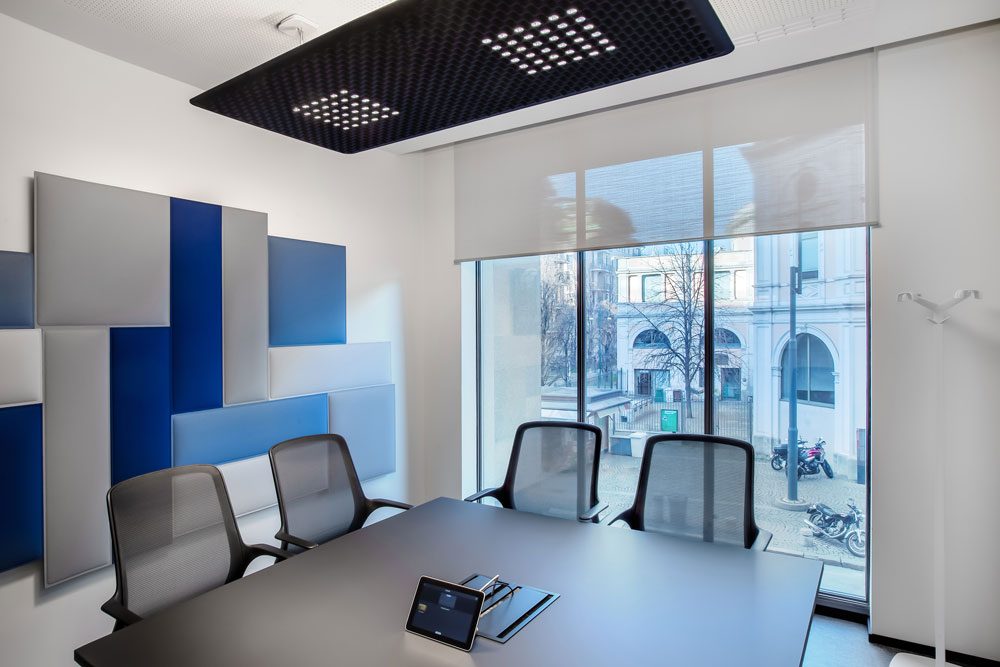 Salle de réunion équipée de stores Soltis Touch Bridge 3 pour un confort visuel et acoustique optimal.