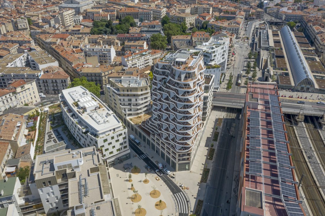 Vue aérienne d’un bâtiment avec façade textile architecturale en milieu urbain
