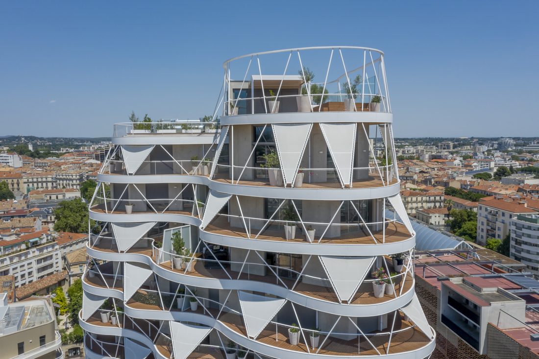 Façade textile avec panneaux triangulaires sur immeuble résidentiel