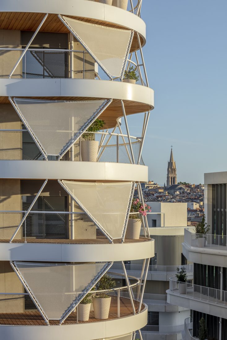 Balcons avec voiles textiles triangulaires pour ombrage et intimité
