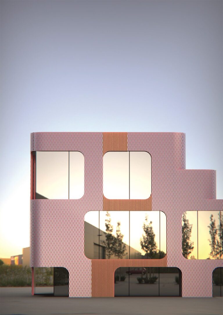 Vue d’un bâtiment contemporain à façade rouge ajourée, avec grandes ouvertures vitrées aux angles arrondis et reflets d’arbres dans les fenêtres.