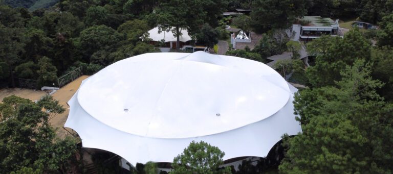 Centre de conférence de l’Hotel Casa Santo Domingo avec toiture textile circulaire au cœur d’un environnement boisé.