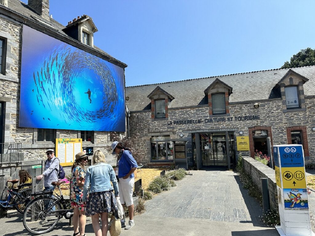 Exposition photographique en plein air au Festival Photo de La Gacilly avec supports Serge Ferrari