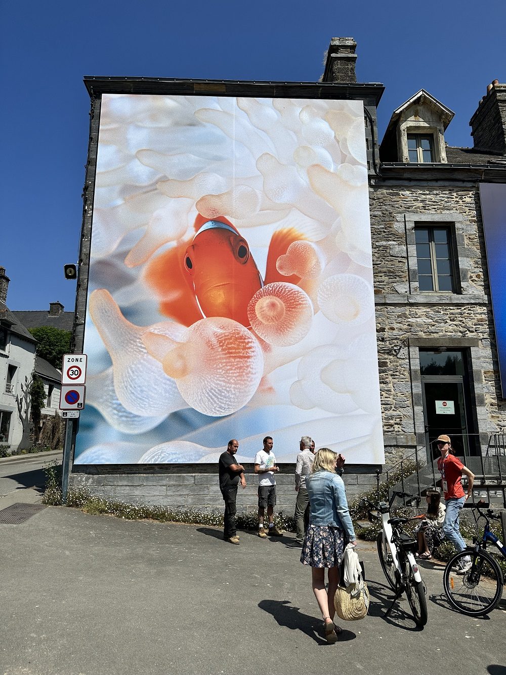 Photographie animalière grand format sur façade au Festival Photo de La Gacilly, support Serge Ferrari