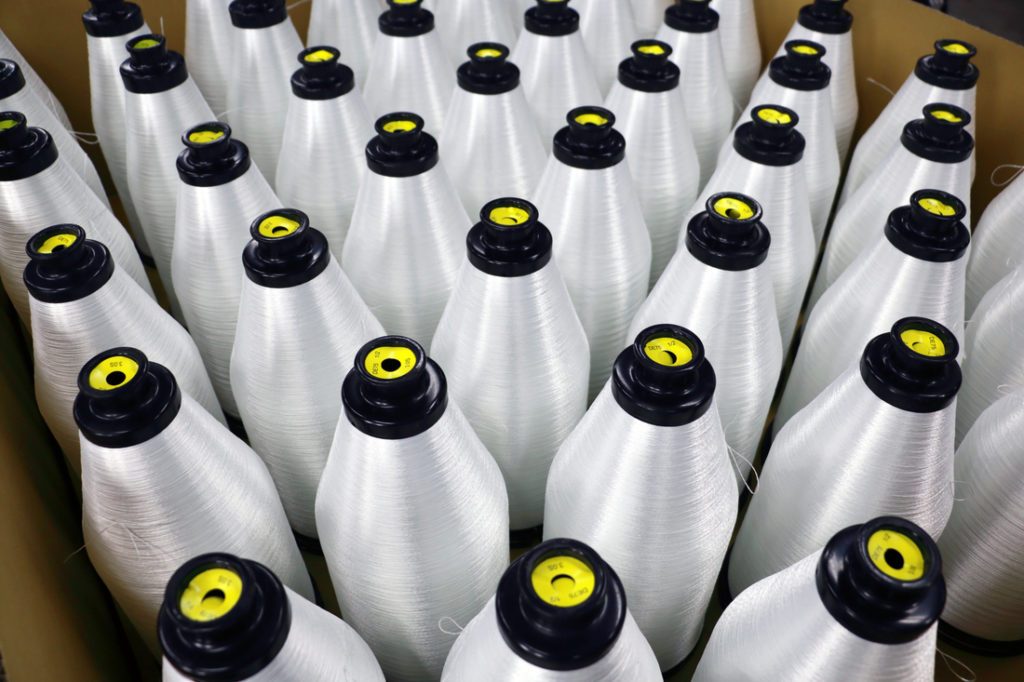 Bobines de fil industrielles alignées