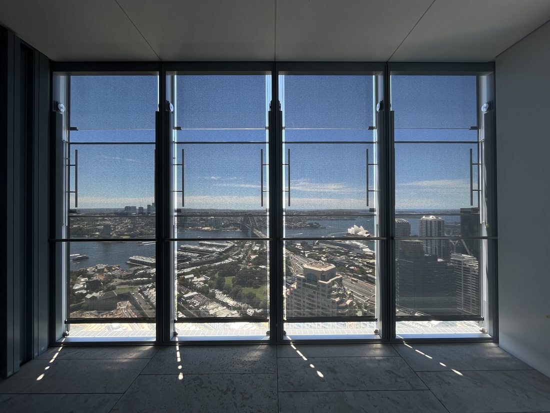 Vue panoramique depuis un intérieur équipé de stores en toile technique Serge Ferrari filtrant la lumière tout en conservant la transparence.