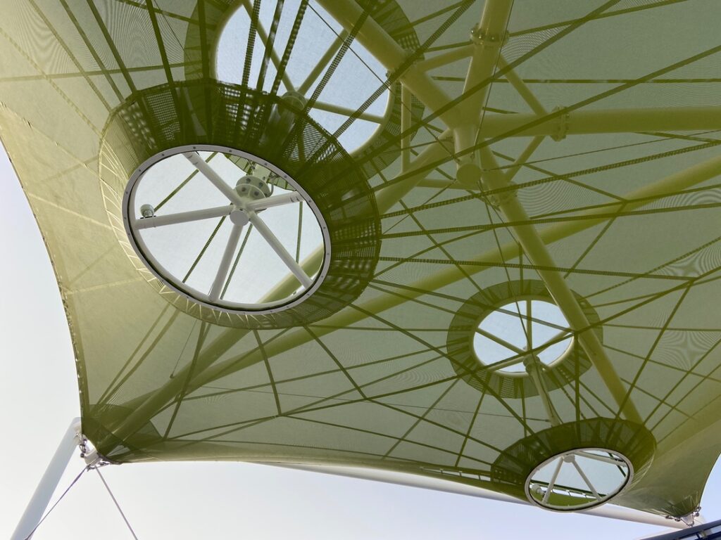Voiles d'ombrage textiles installées au-dessus d'une galerie commerciale au sein de Porto Pi à Palma de Majorque.