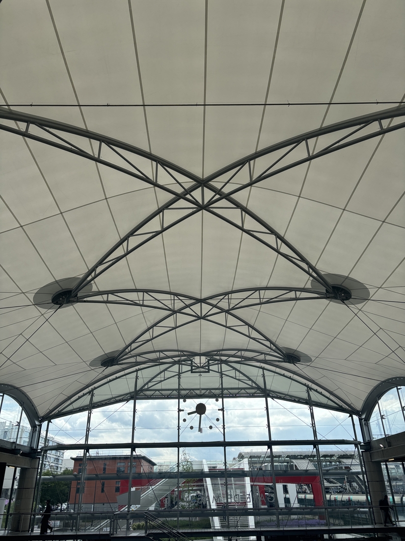 Perspective sur la toile utilisée et la charpente métallique et la membrane textile de la gare de Massy TGV.