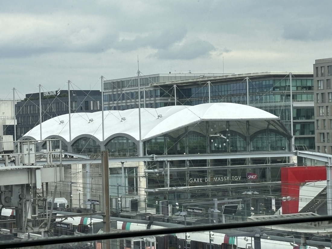 Vue générale de la gare de Massy TGV et de sa toiture textile depuis les voies ferrées.