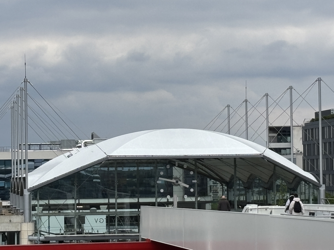 Vue latérale de la toiture textile de la gare de Massy TGV.