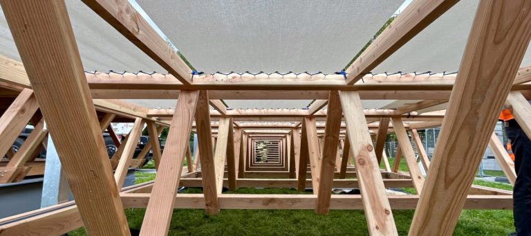 Entrée et accès du bâtiment Archies Folies avec voile textile Serge Ferrari