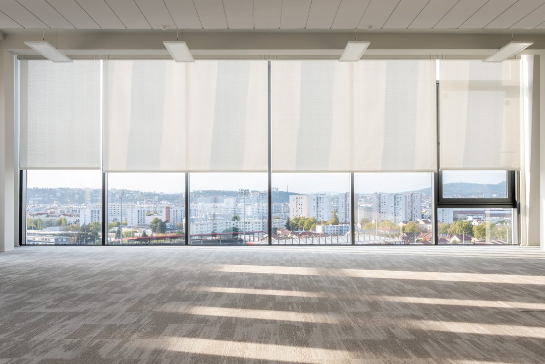 Stores intérieurs en toile technique sur grandes baies vitrées de bureau