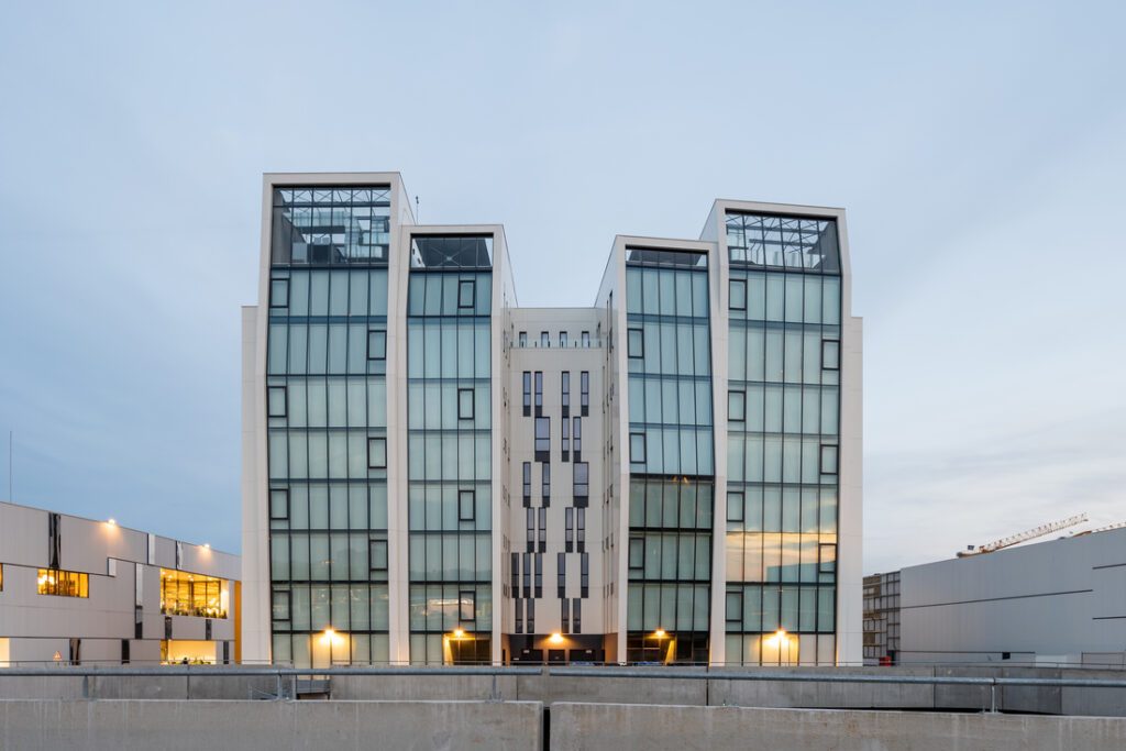 Stores intérieurs en toile technique filtrant la lumière sur façade vitrée