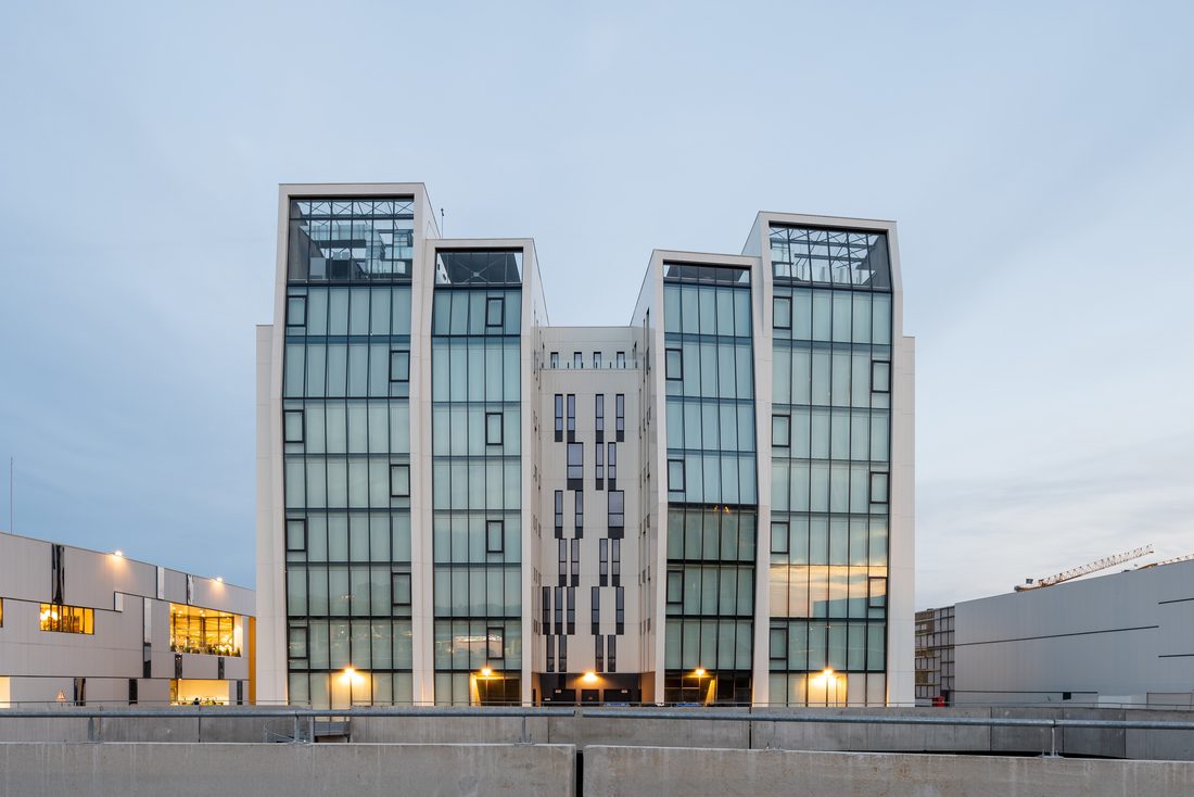 Stores intérieurs en toile technique filtrant la lumière sur façade vitrée