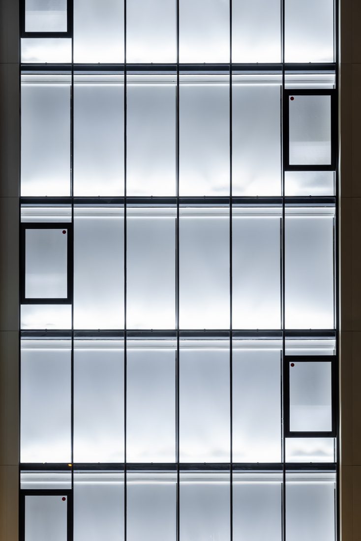 Façade vitrée avec textile architectural diffusant la lumière