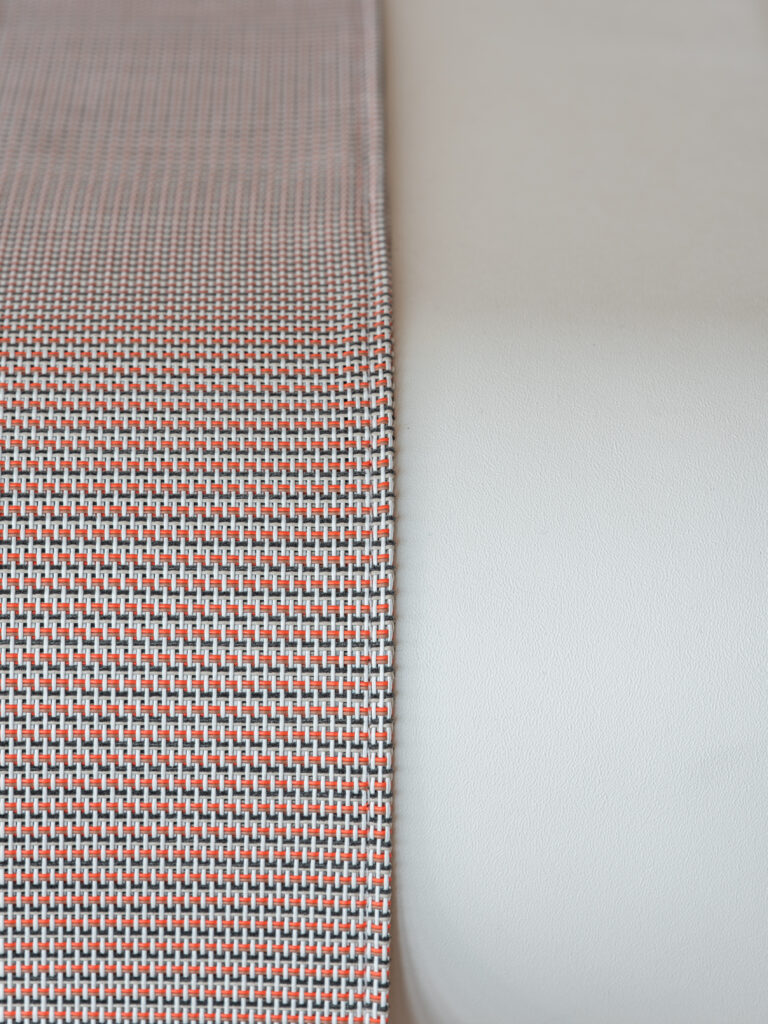 Mobilier habillé de toiles Batyline et Stamskin du Groupe Serge Ferrari dans un espace intérieur design.