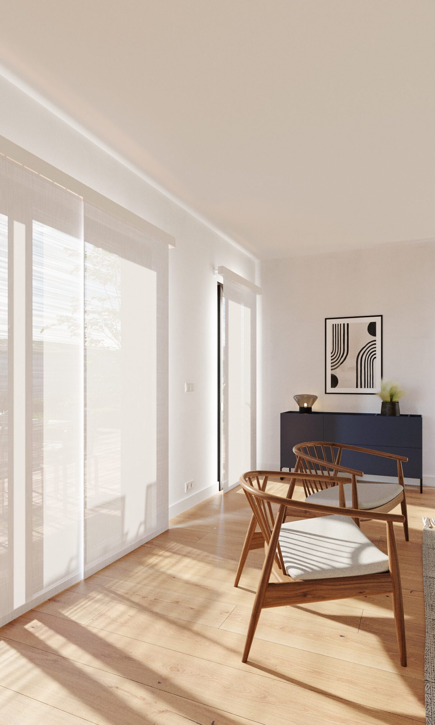 Salon lumineux avec parquet en bois, deux fauteuils en bois et toile, et stores intérieurs tamisants devant une grande baie vitrée.