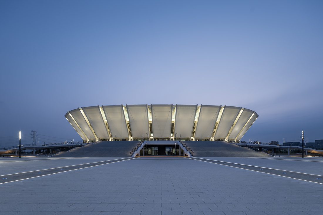 Façade principale du Kunshan Stadium avec toiture en membrane composite offrant une couverture architecturale légère et performante.