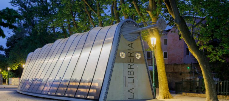 Structure en Tenseo STFE abritant une bibliothèque à la Biennale de Venise