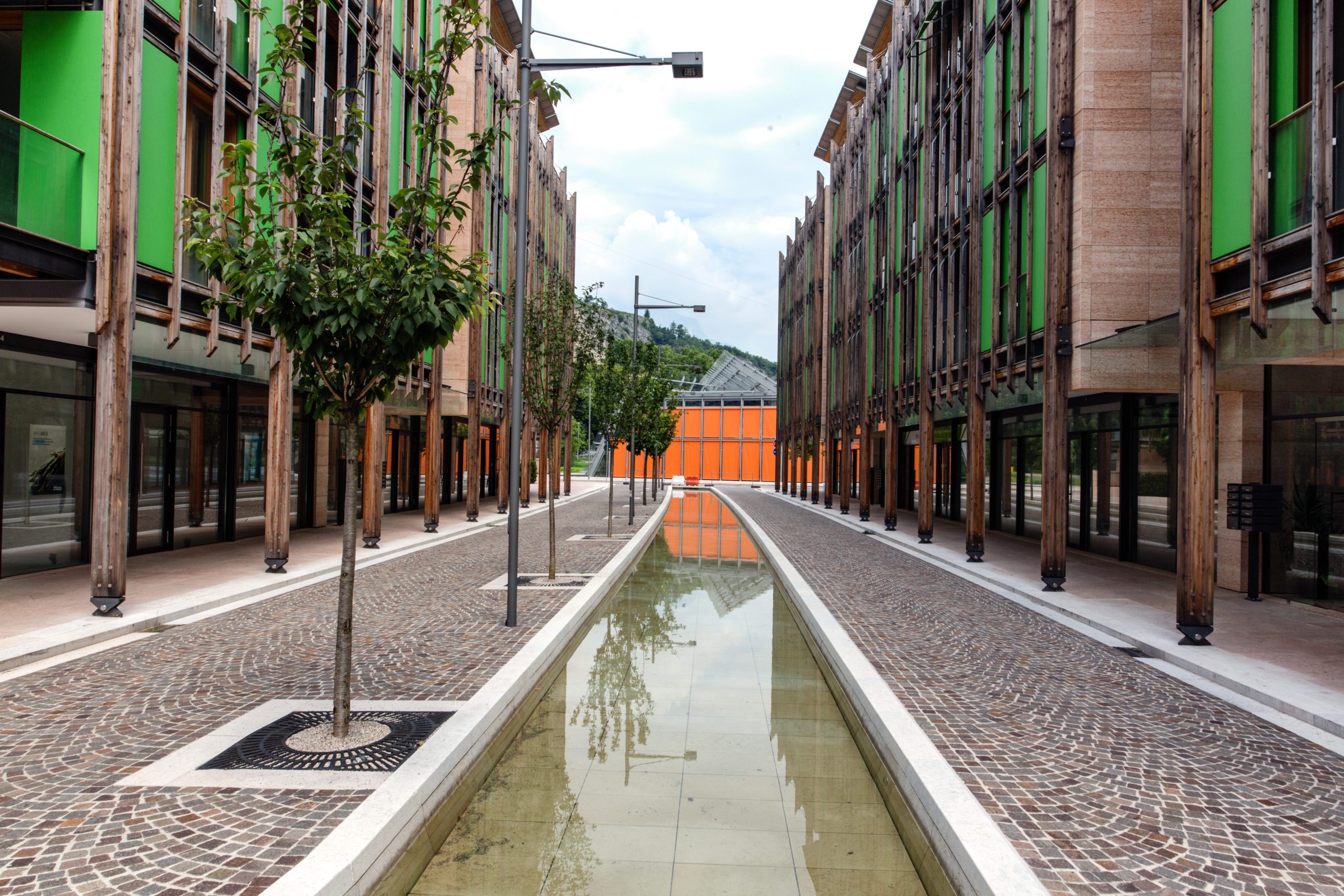 Membrane composite Serge Ferrari utilisée en protection solaire verticale, assurant maîtrise de la lumière et confort thermique.