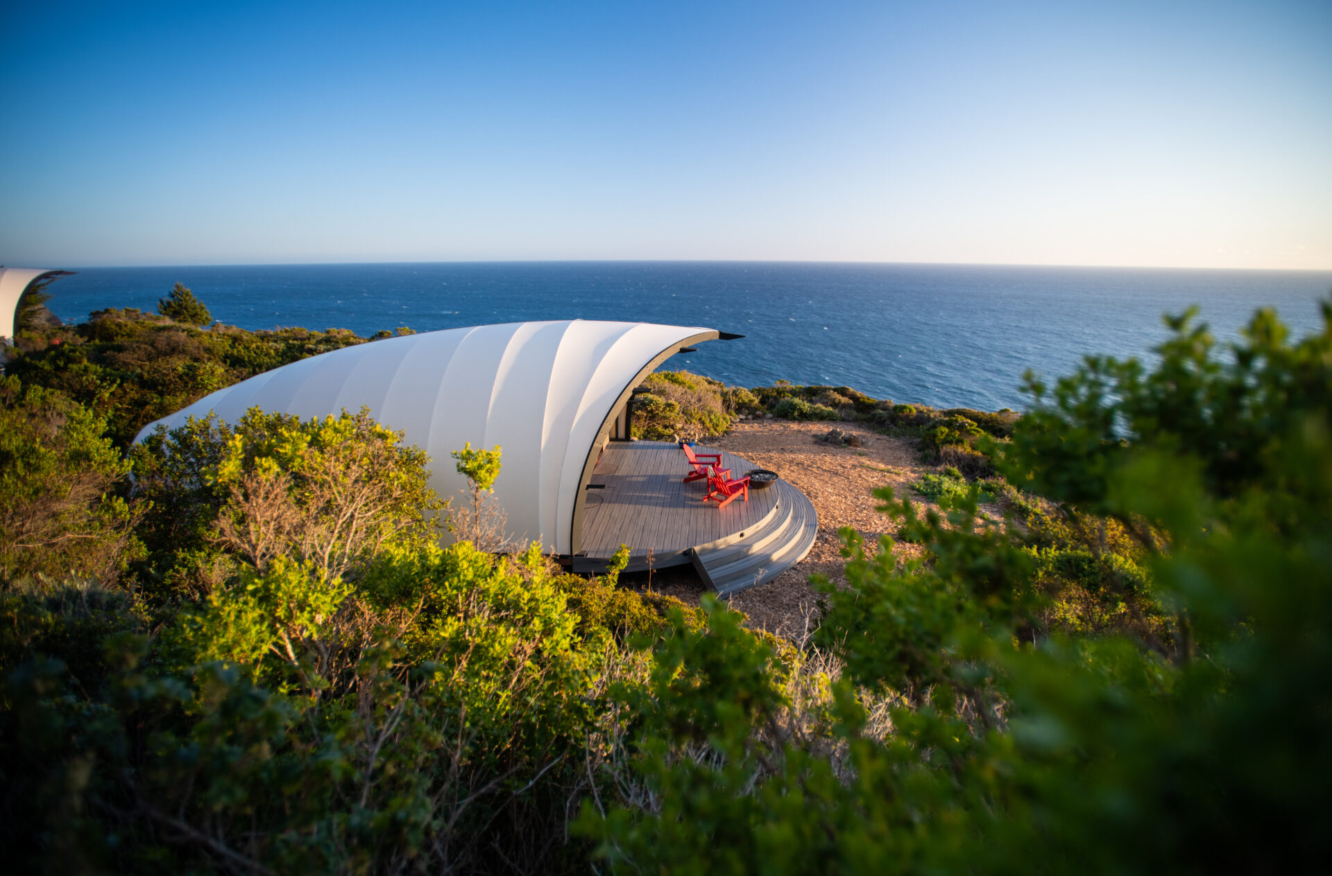 Lodge avec toile tendue en bord de mer