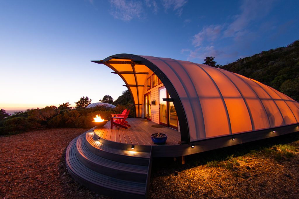 Lodge en toile tendue éclairé au coucher du soleil