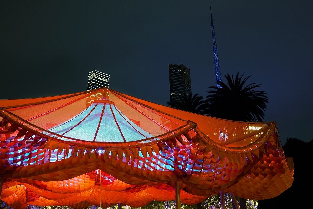 MPavilion Melbourne de nuit membrane textile Serge Ferrari éclairage LED architectural